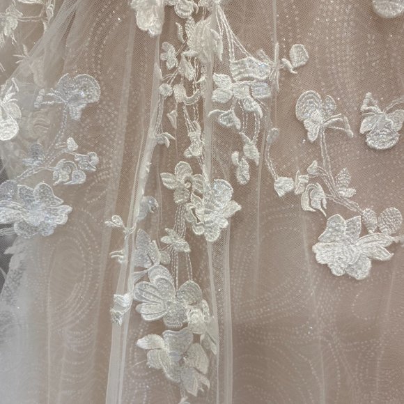 Wedding gown-Essence of Australia D2848 - Picture 5 of 10